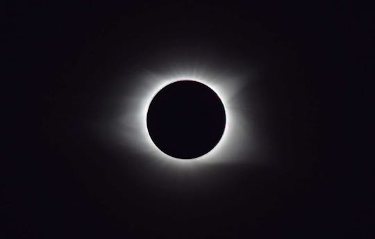 Eclipse solar en el oasis de Siwa, con lagos salinos y almuerzo típico