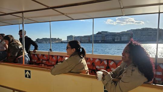 Cruzeiro pela baía de Nápoles com vistas sobre Posillipo e o Vesúvio