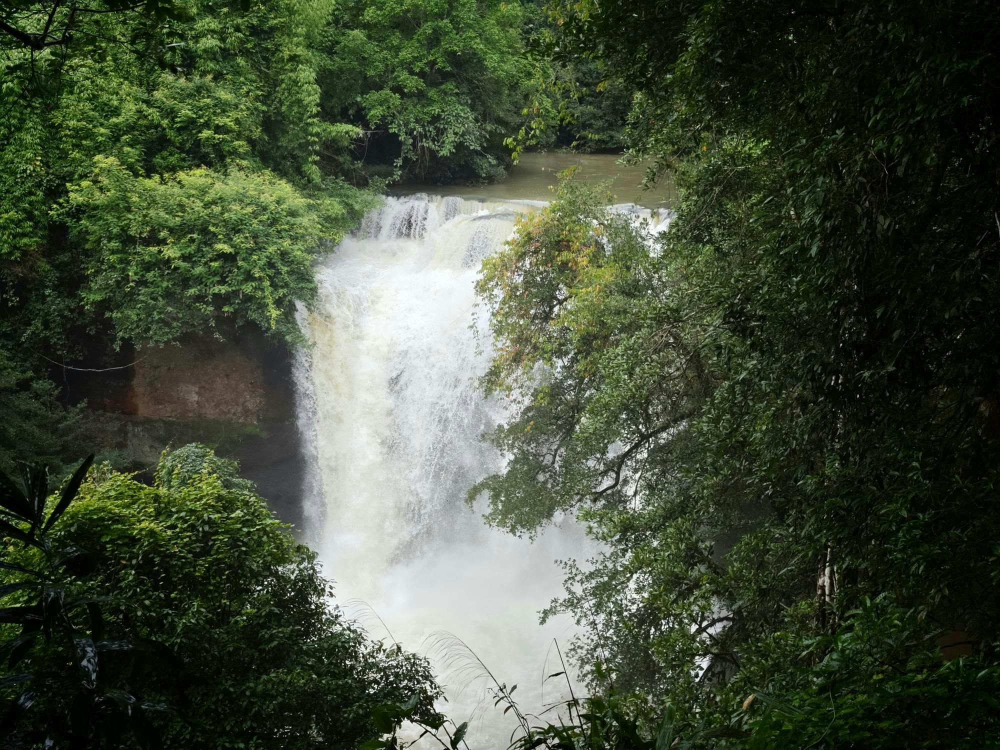 Circuit d'aventure à Khao Yai avec randonnée vers une cascade et dégustation de spécialités locales