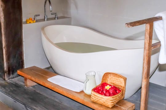 Pacchetto benessere “Theta Spa by the sea” della durata di tre ore, con pasto e trasferimento dall’aeroporto inclusi