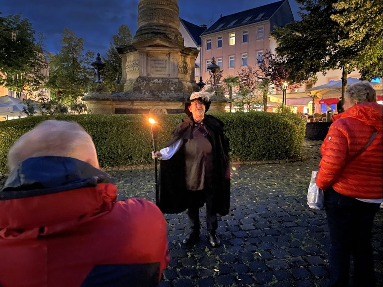 Passeio de guarda-noturno com lanterna por Siegburg