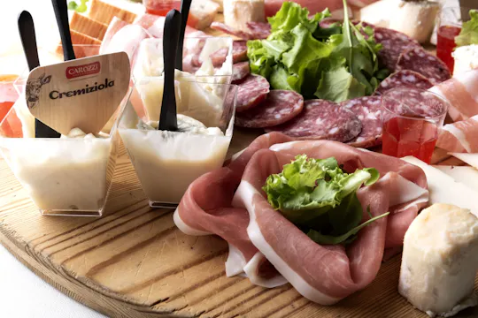 Käse- und Wurstverkostung in den Bergen am Comer See