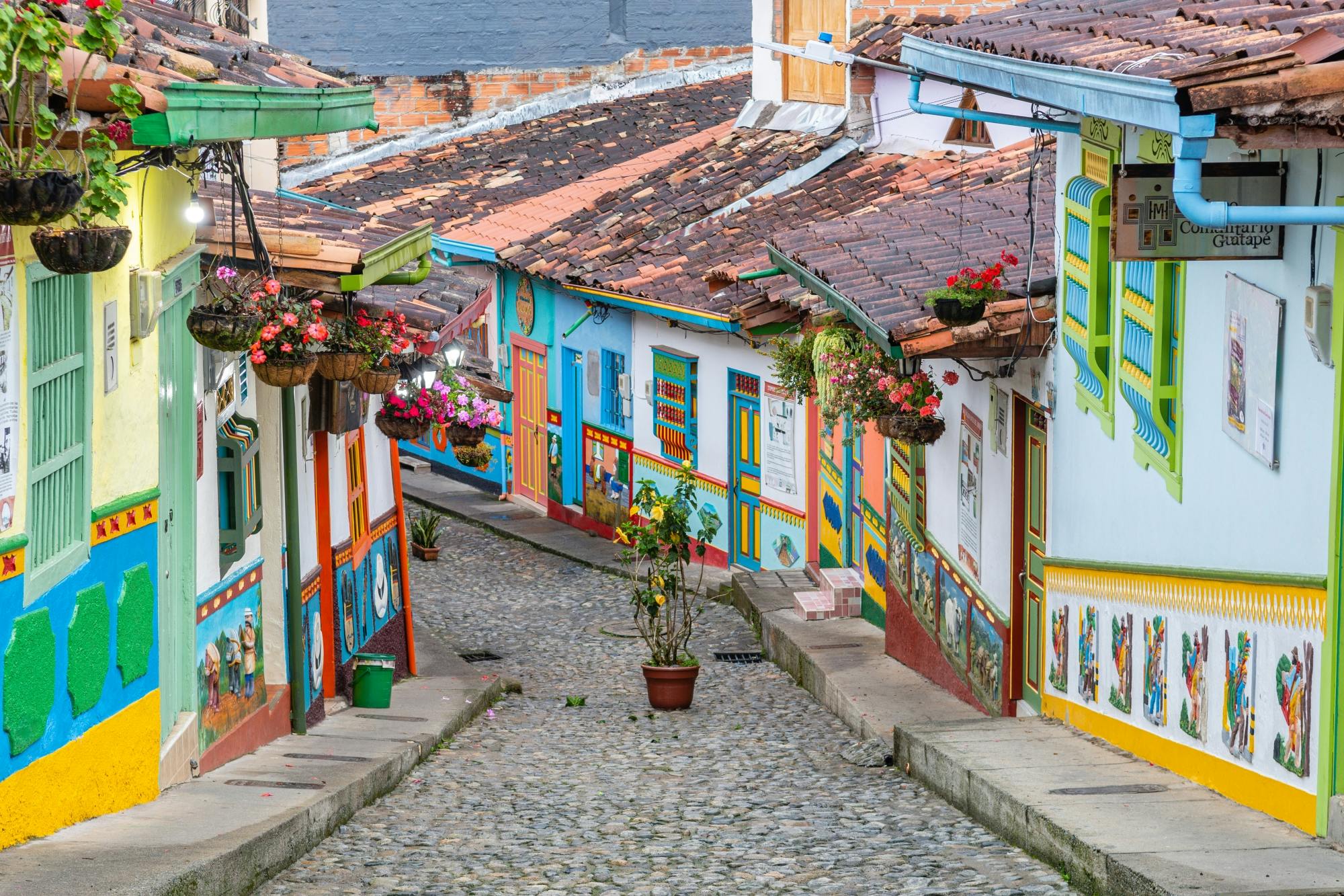 Full-day Guatapé private tour with Piedra del Peñol from Medellín
