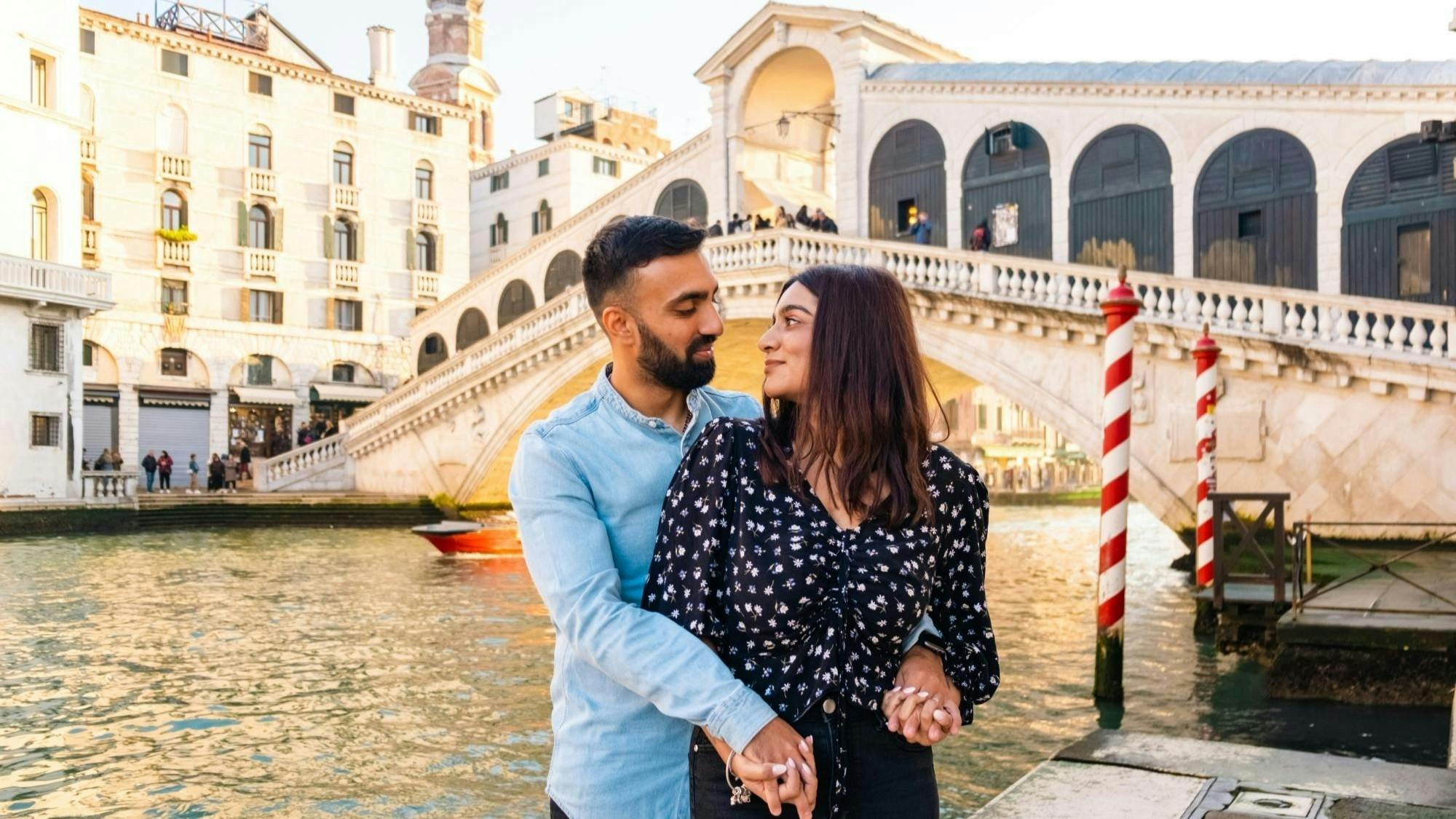 Sesja zdjęciowa na moście Rialto w Wenecji z profesjonalnym fotografem