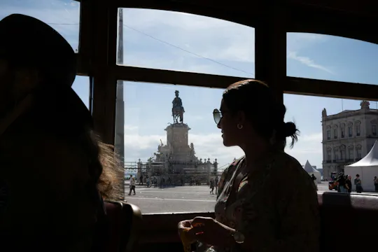 Wycieczka tramwajem typu „hop-on hop-off” śladami królewskiej przeszłości Lizbony