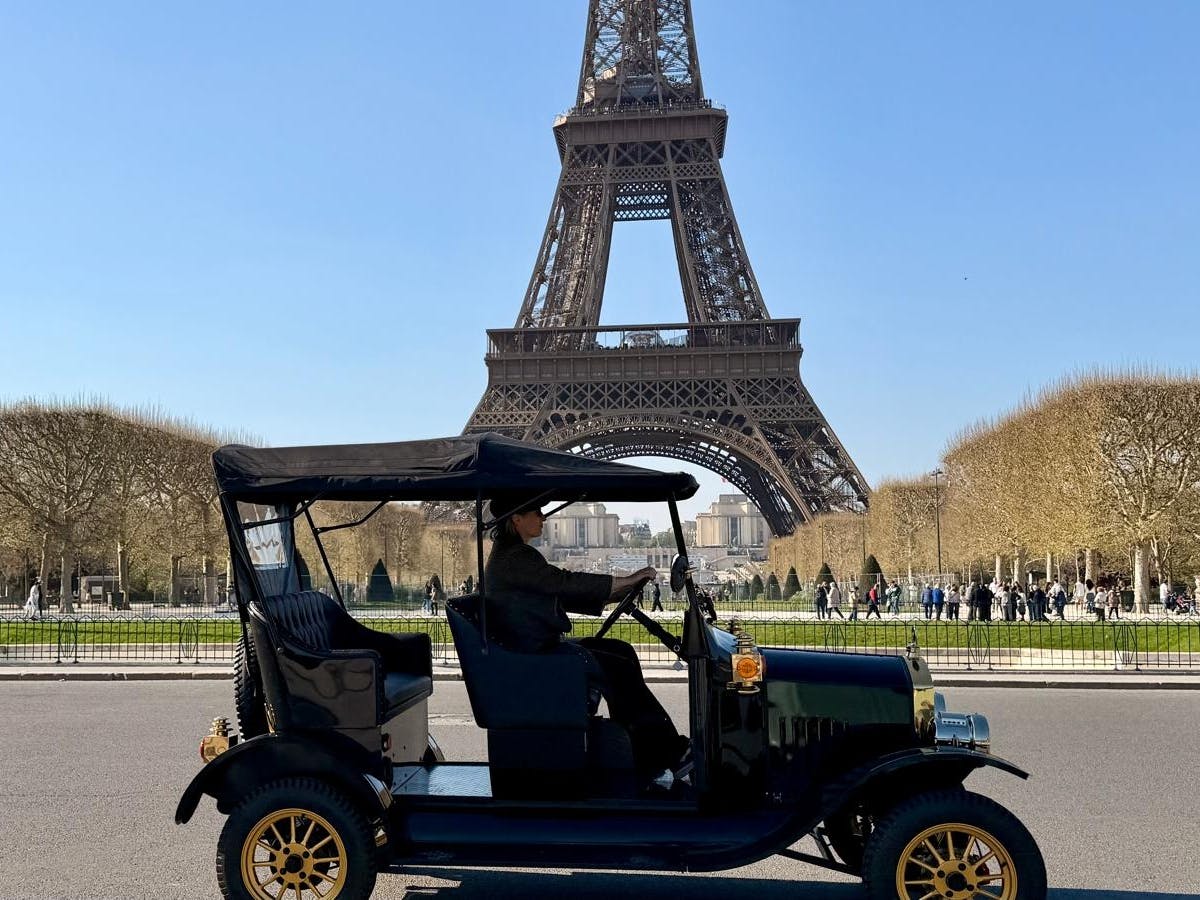 Passeio privado de veículo elétrico vintage por Paris a bordo do Odette