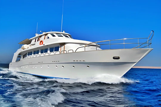 Private boat and snorkeling experience with lunch in Hurghada
