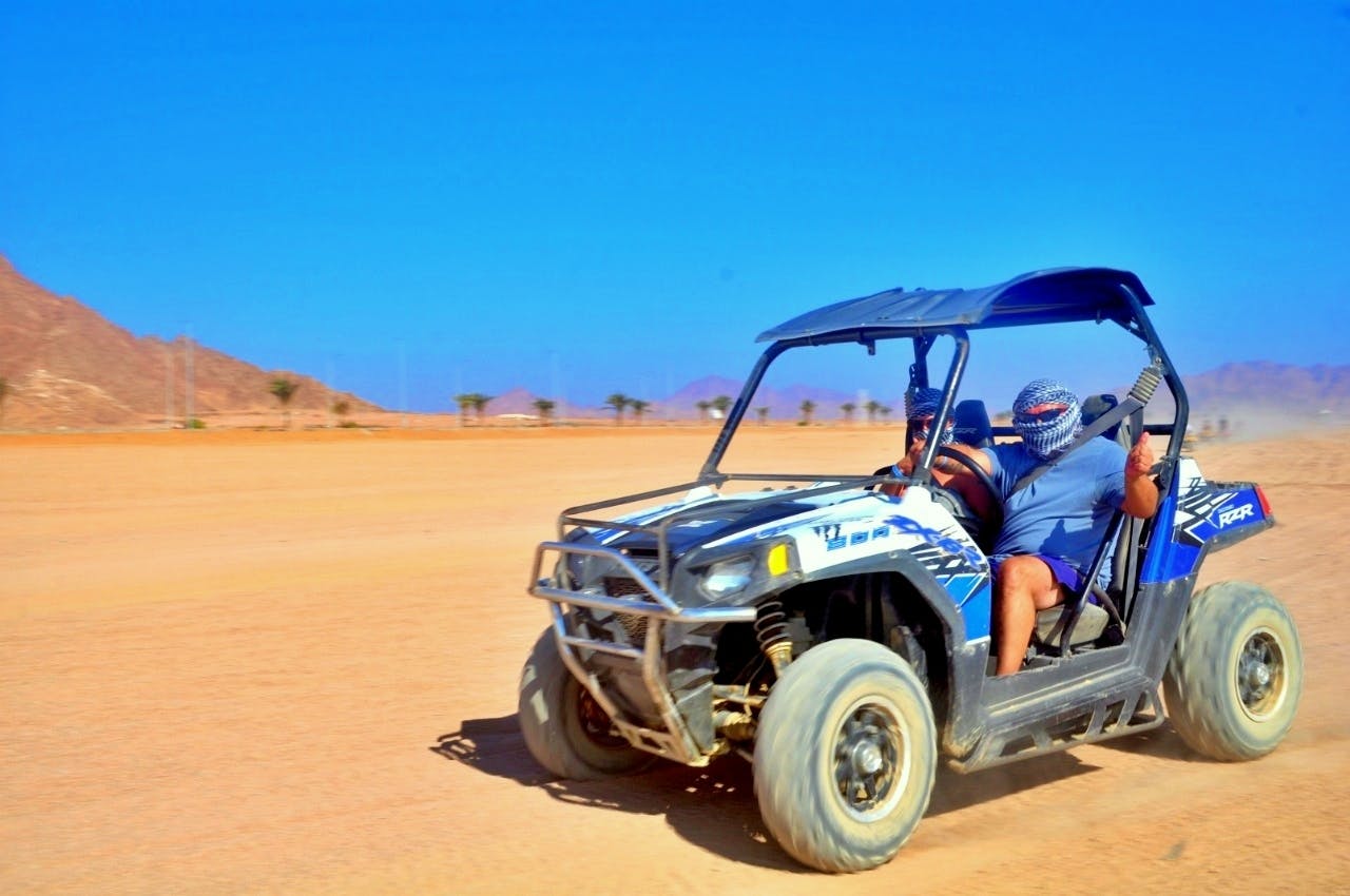 Sand-Buggy-Abend-Erlebnis mit Abendessen und Show in der Wüste von Hurghada