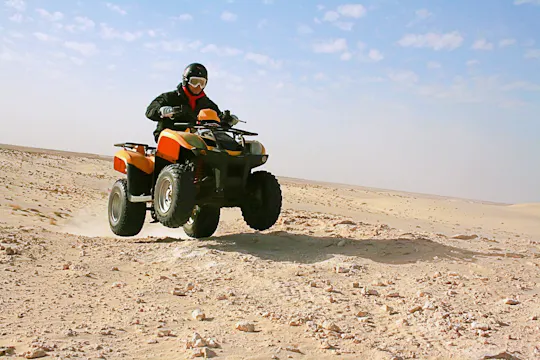 Halbtägige Quad-Tour durch die Wüste von Hurghada mit Kamelritt und Tee