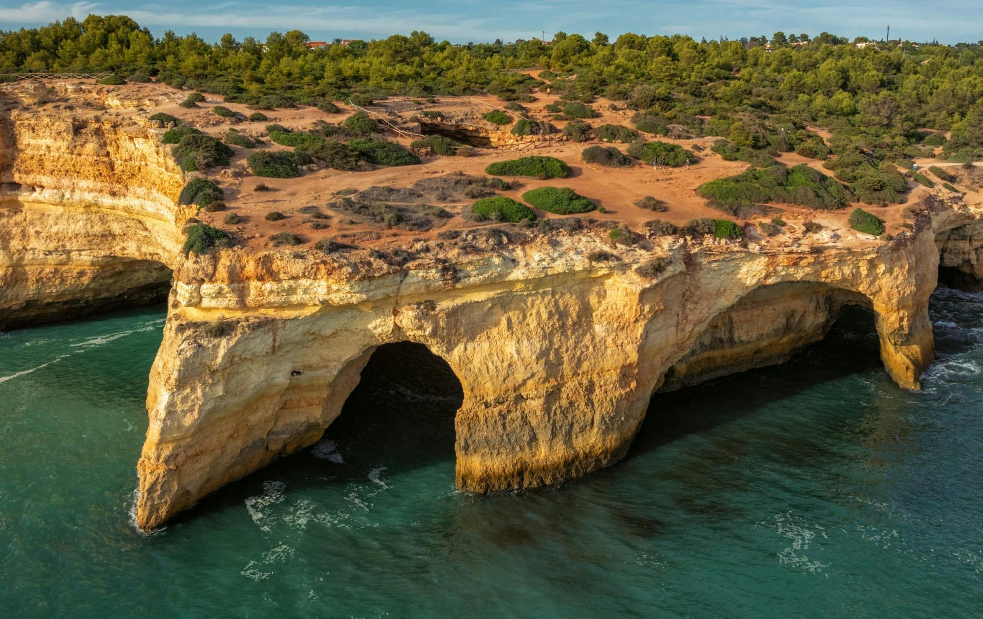 Crociera lungo la costa dell'Algarve e alla Grotta di Benagil con partenza da Portimão