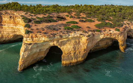 Rejs wzdłuż wybrzeża Algarve i do jaskini Benagil z Portimão