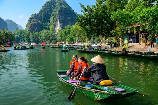Middagtour naar Ninh Bình vanaf Hanoi met een lampionboot en diner