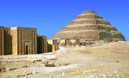 Piramides, graven, Serapeum en Grand Museum vanaf Saqqara met het vliegtuig vanuit Sharm