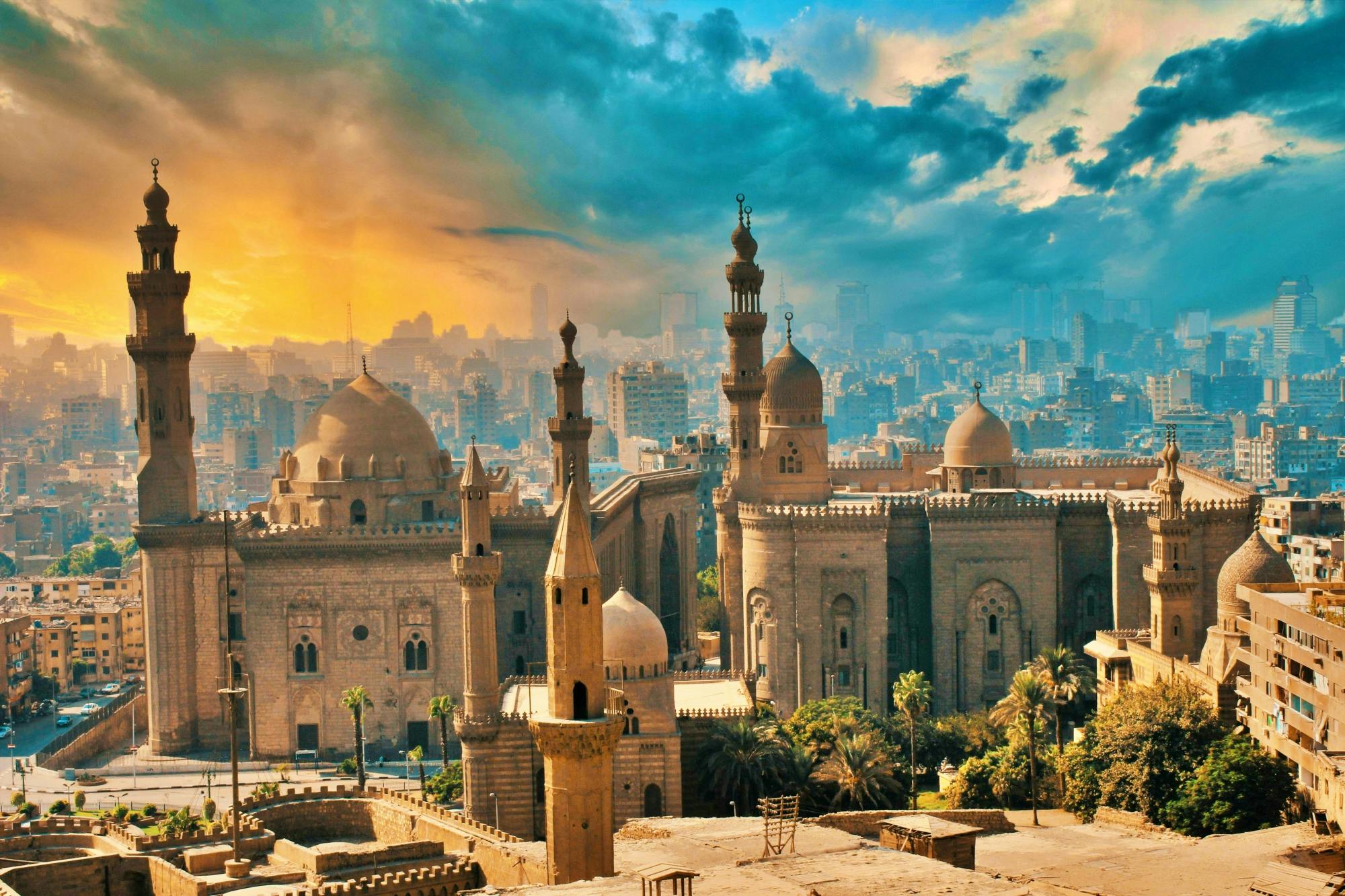 Oude Moskee vanaf Caïro, kerken en New Grand Museum met het vliegtuig vanuit Sharm