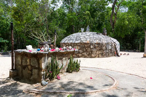 Guided tour of Tulum and visit to a modern Maya community