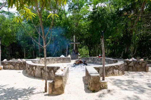 Guided tour of Tulum and visit to a modern Maya community