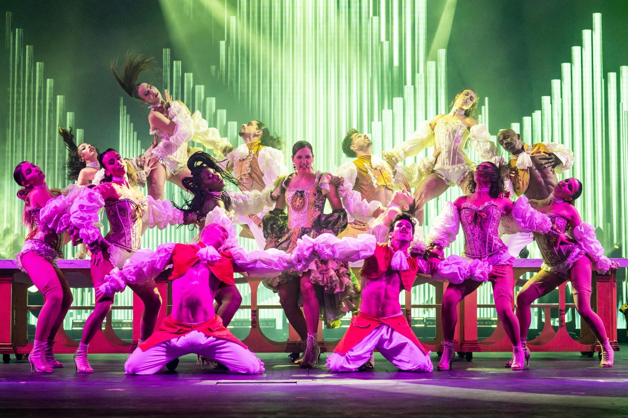 Gran Canaria Nomad dinner and show with drinks front-row seats at Sala Scala