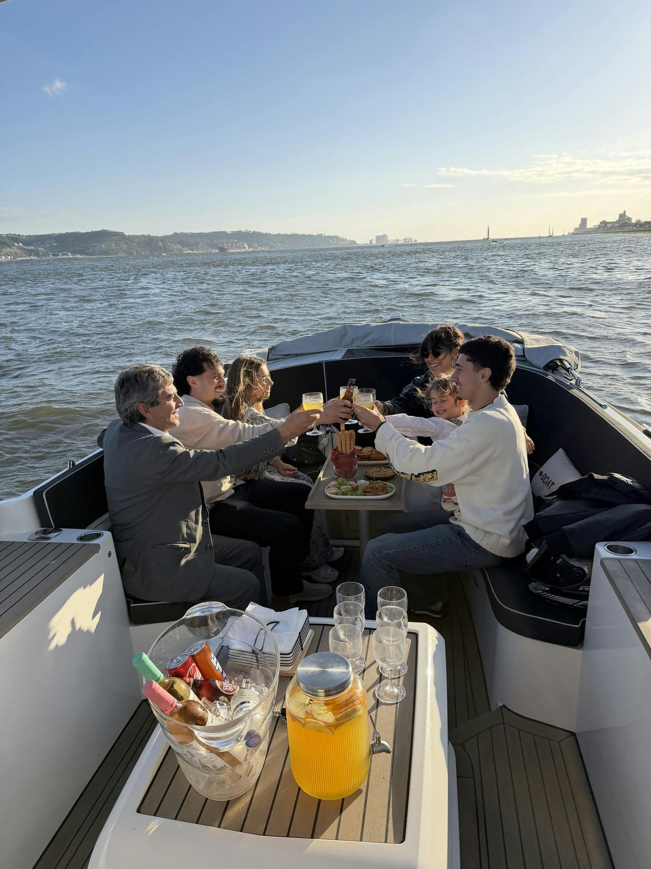 Experiência num barco de luxo com sangria e vinho, com duração de 2 horas