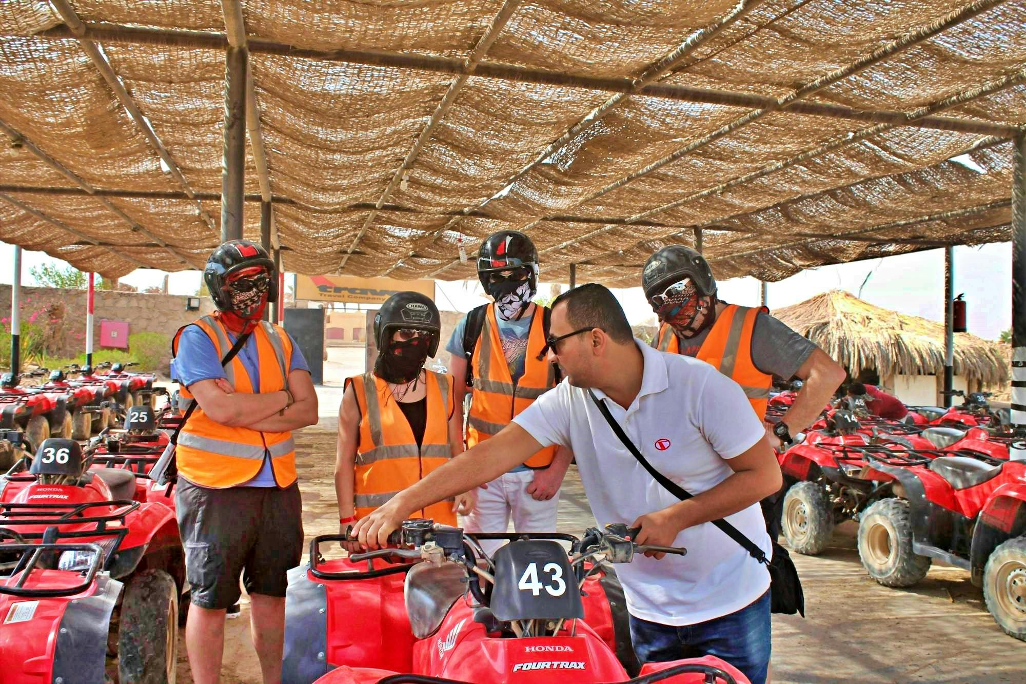 Paquete combinado en el desierto de Sharm: paseo en quad, cena beduina, espectáculo y observación de las estrellas