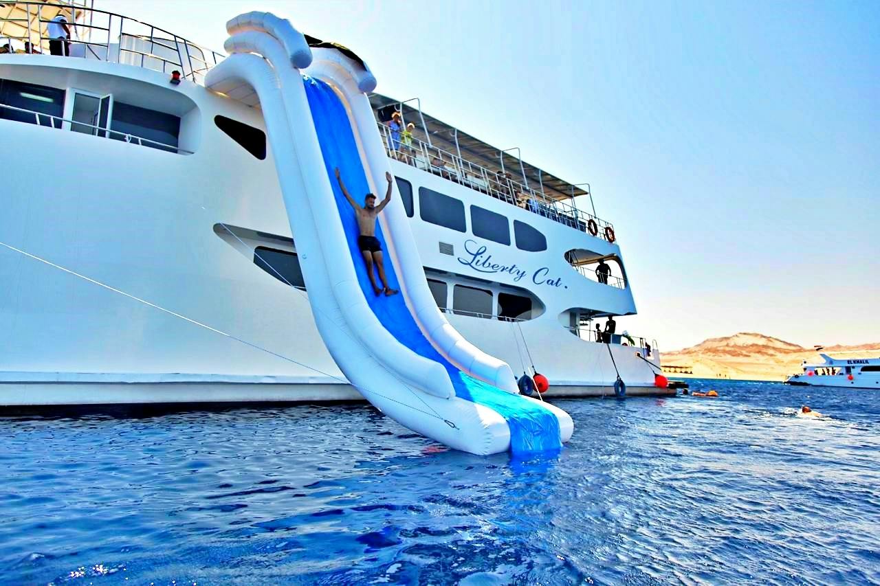 Passeio marítimo e viagem de submarino no catamarã Liberty, com partida de Sharm el-Sheikh