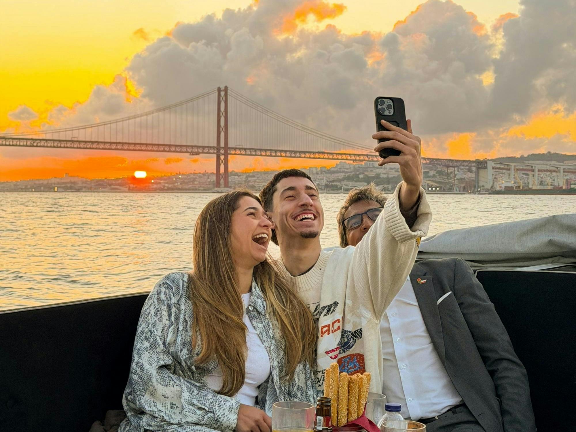 Crucero al atardecer con barra libre y aperitivos en Lisboa
