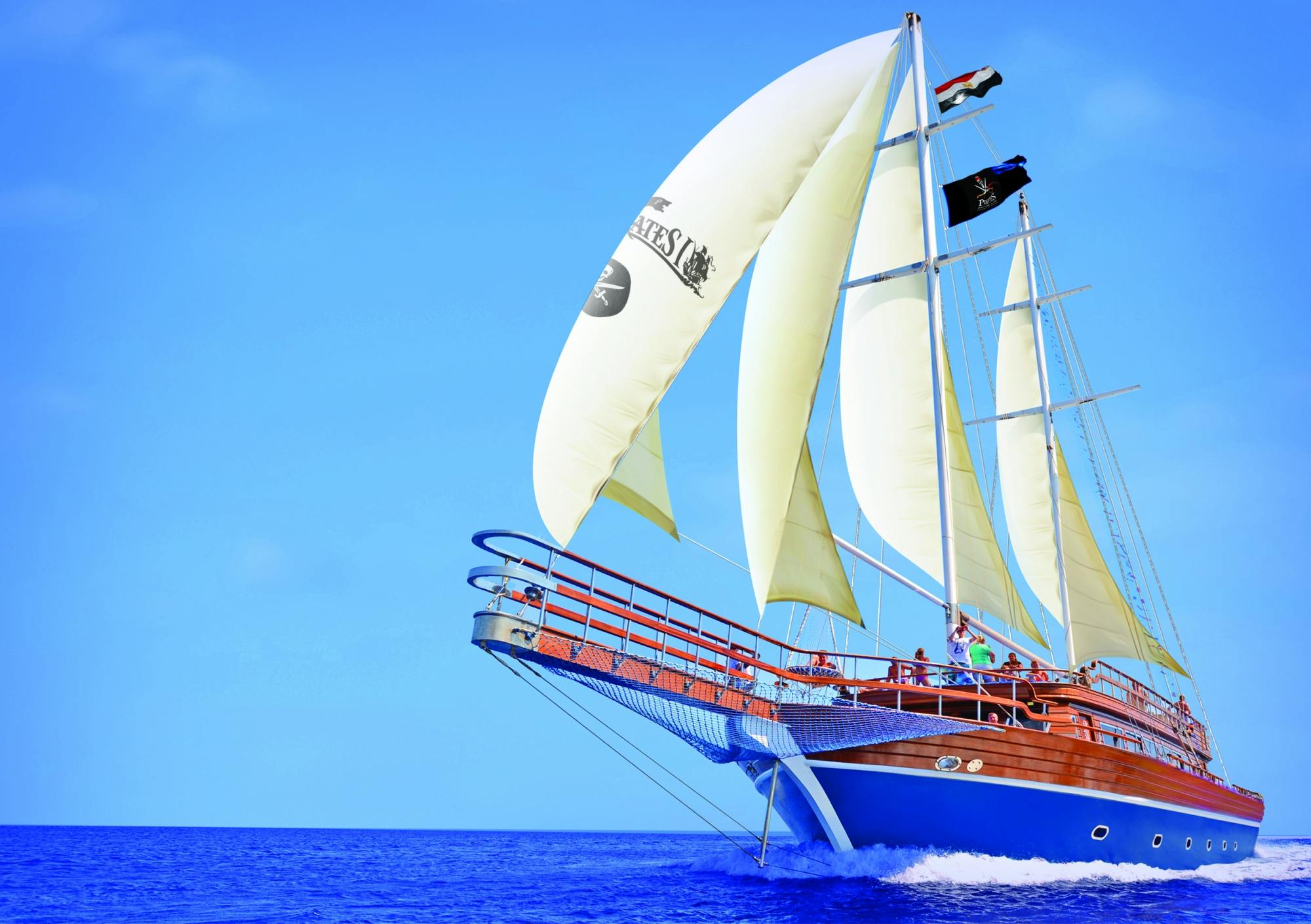 Excursión de aventura en barco pirata y buceo con esnórquel, con almuerzo incluido, desde Marsa Alam