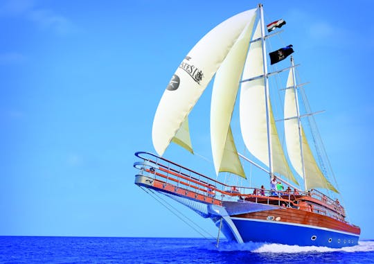 Excursión de aventura en barco pirata y buceo con esnórquel, con almuerzo incluido, desde Marsa Alam