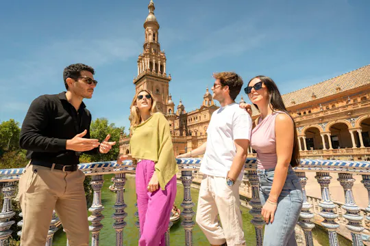 Visita à Catedral de Sevilha, à Giralda e à Praça de Espanha, com passeio de barco até Triana