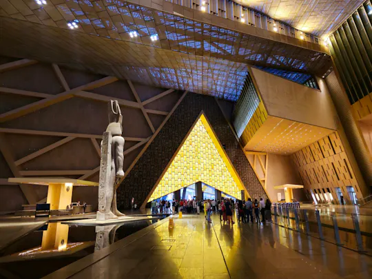 Het nieuwe Grote Egyptische Museum en de piramides van Gizeh vanaf Marsa Alam per vliegtuig