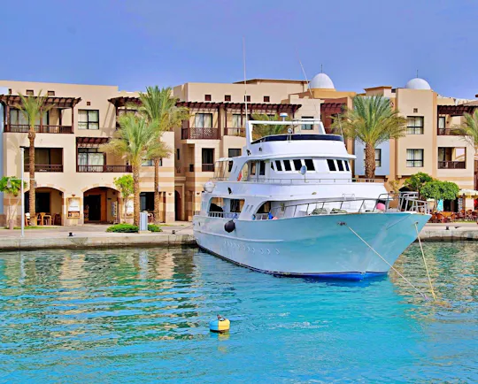 Escursione in barca privata con snorkeling e visita a un'isola, con pranzo incluso, con partenza da Hurghada