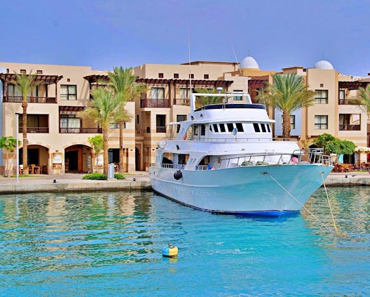 Excursión privada en barco para practicar snorkel y visitar una isla, con almuerzo incluido, desde Hurghada
