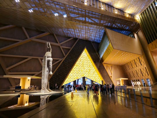 O Novo Grande Museu e as Pirâmides de Gizé, com voos a partir de Luxor