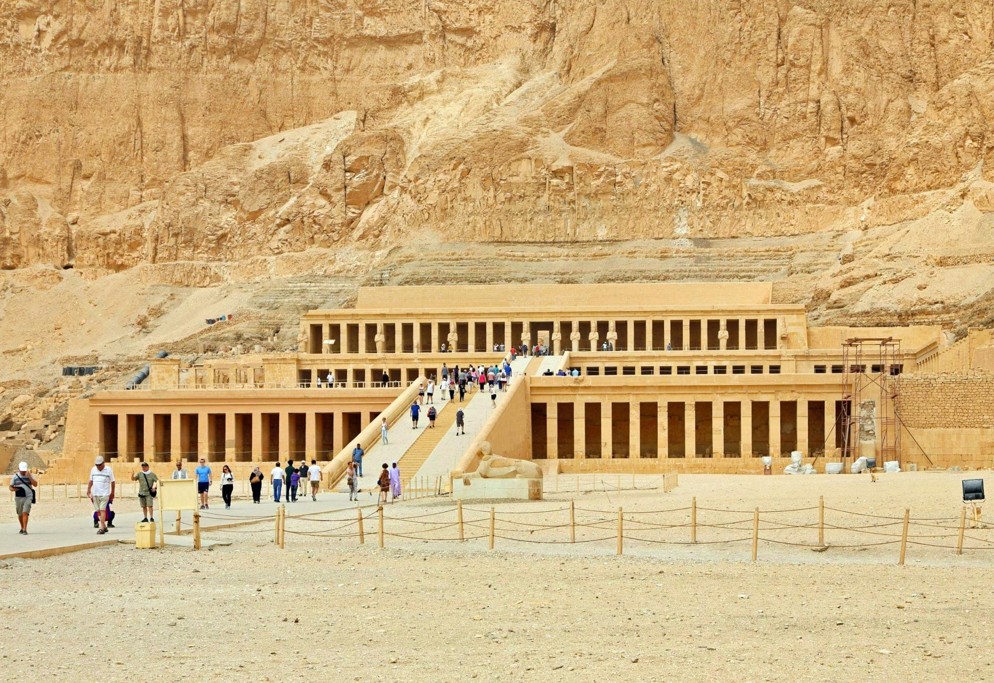 Excursão de 7 dias aos pontos altos de Luxor e Assuã a bordo do Iberotel Crown Emperor