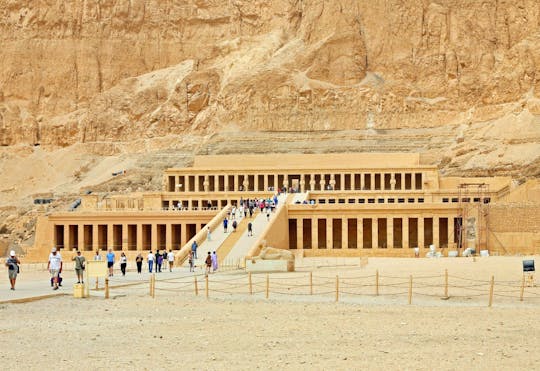 Excursão de 7 dias aos pontos altos de Luxor e Assuã a bordo do Iberotel Crown Emperor