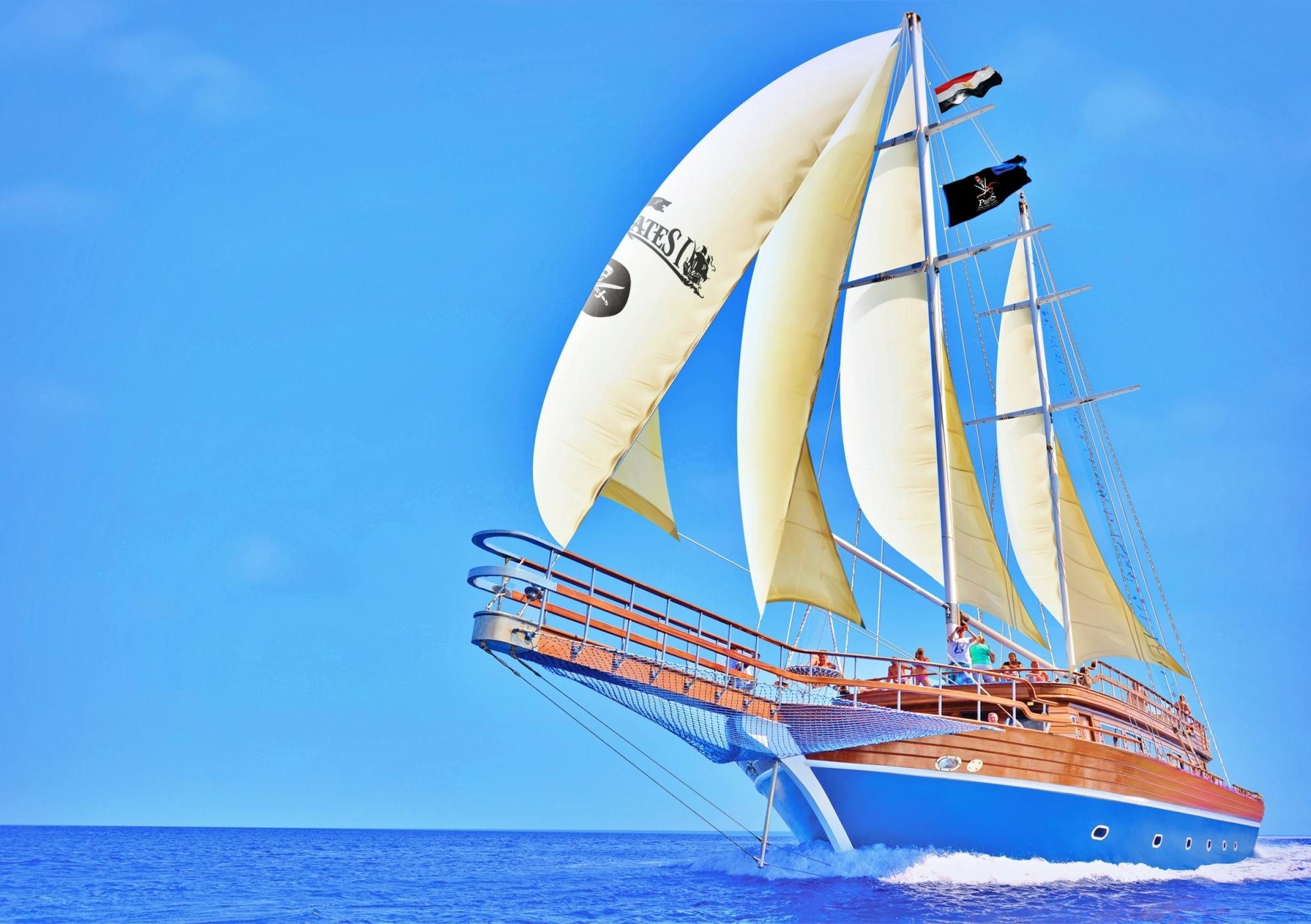 Hurghada : excursion combinée en yacht pirate et en sous-marin au départ de Louxor, avec repas le midi