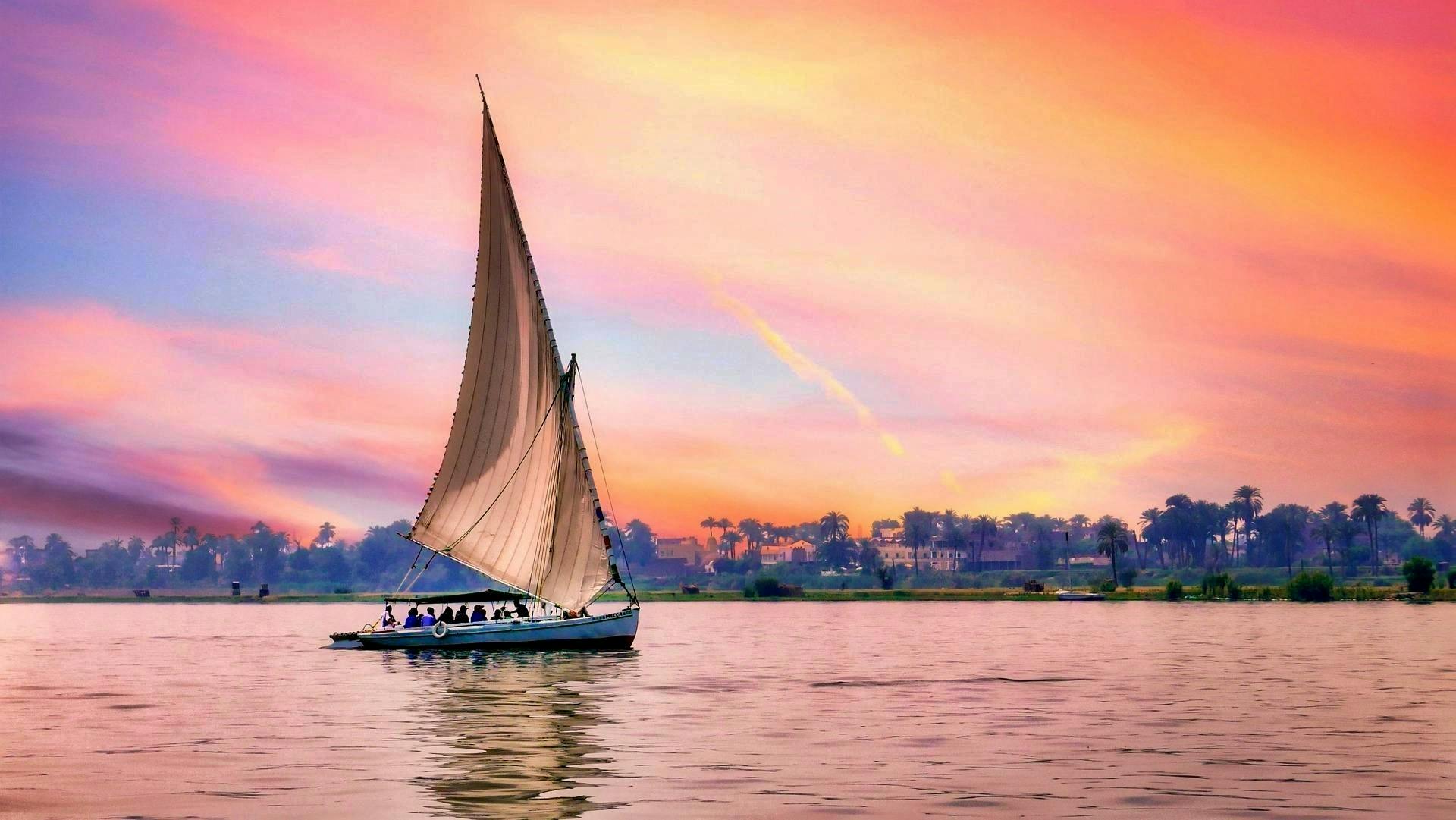 Experiência «Sunset Banana Island Nile» a bordo de uma feluca, partindo de Luxor