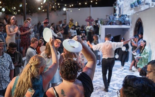 A experiência de teatro interativo «The Greek Wedding Show» em Santorini