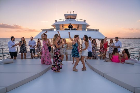 Crucero en catamarán al atardecer a bordo del TwentyFive en Los Cabos