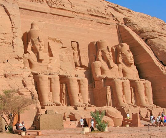 Visita guidata ai templi di Abu Simbel da Assuan con pranzo nubiano