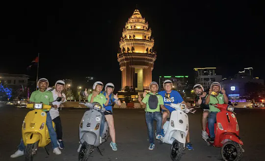 4-hours evening city highlight Vespa tour in Phnom Penh