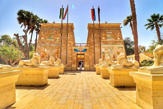 Entrada al pueblo faraónico