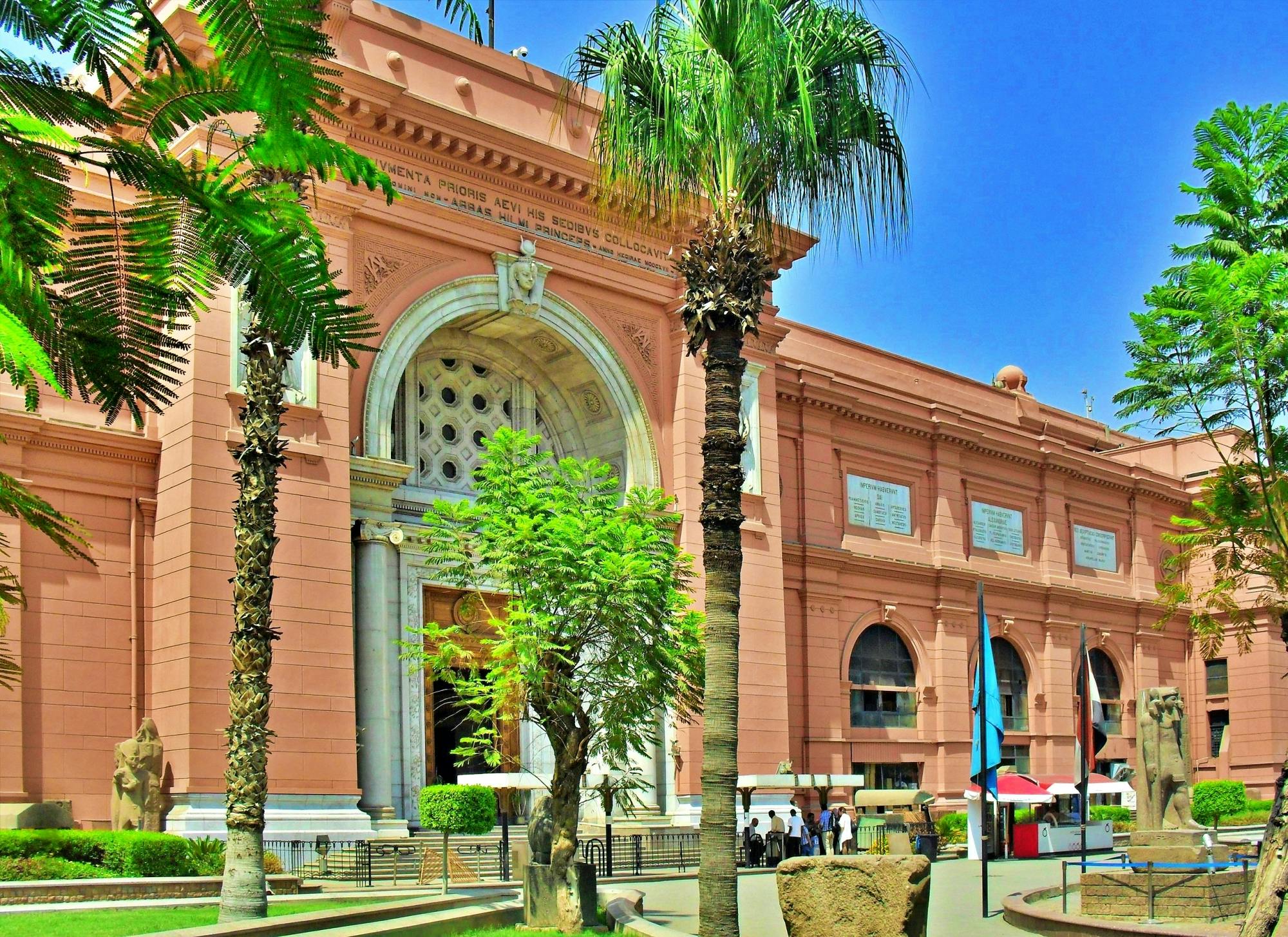 Excursión de día completo al Museo Egipcio y a la Aldea Faraónica