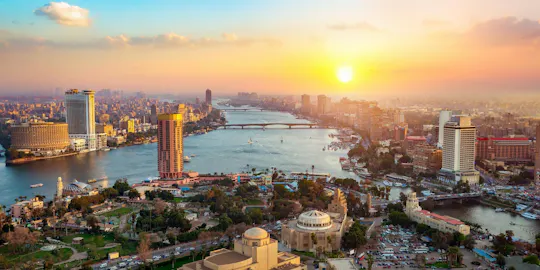 Meio dia no Cairo visto do ar e passeio de feluca no Nilo
