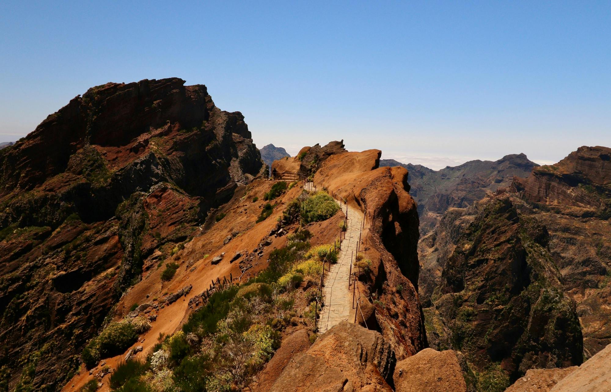Excursão de jipe 4x4 pelo leste da Madeira, com visita ao Pico do Arieiro e a Santana