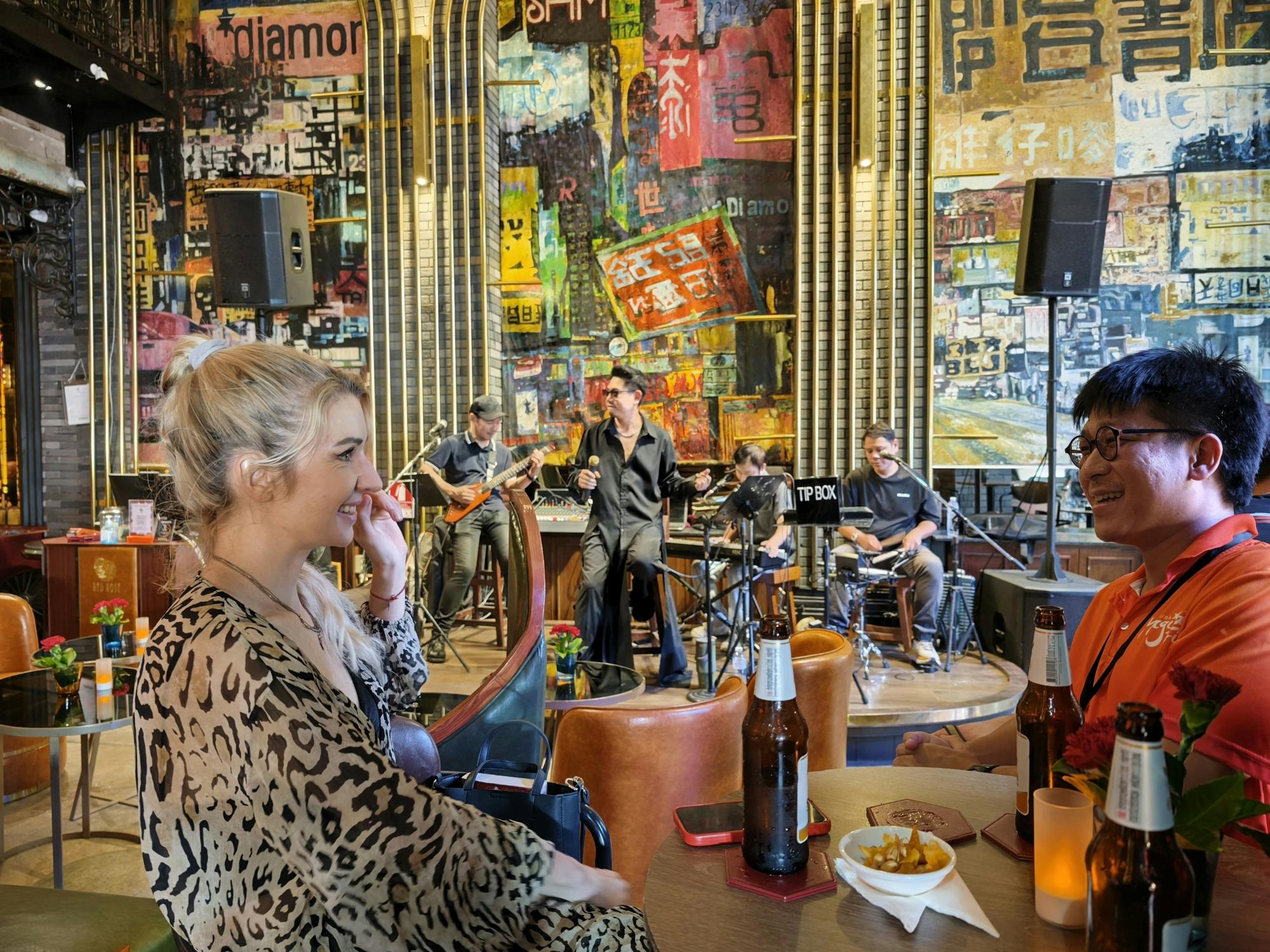 Nacht-Tour durch Bangkok mit Besuch lokaler Bars, Live-Musik und Getränken