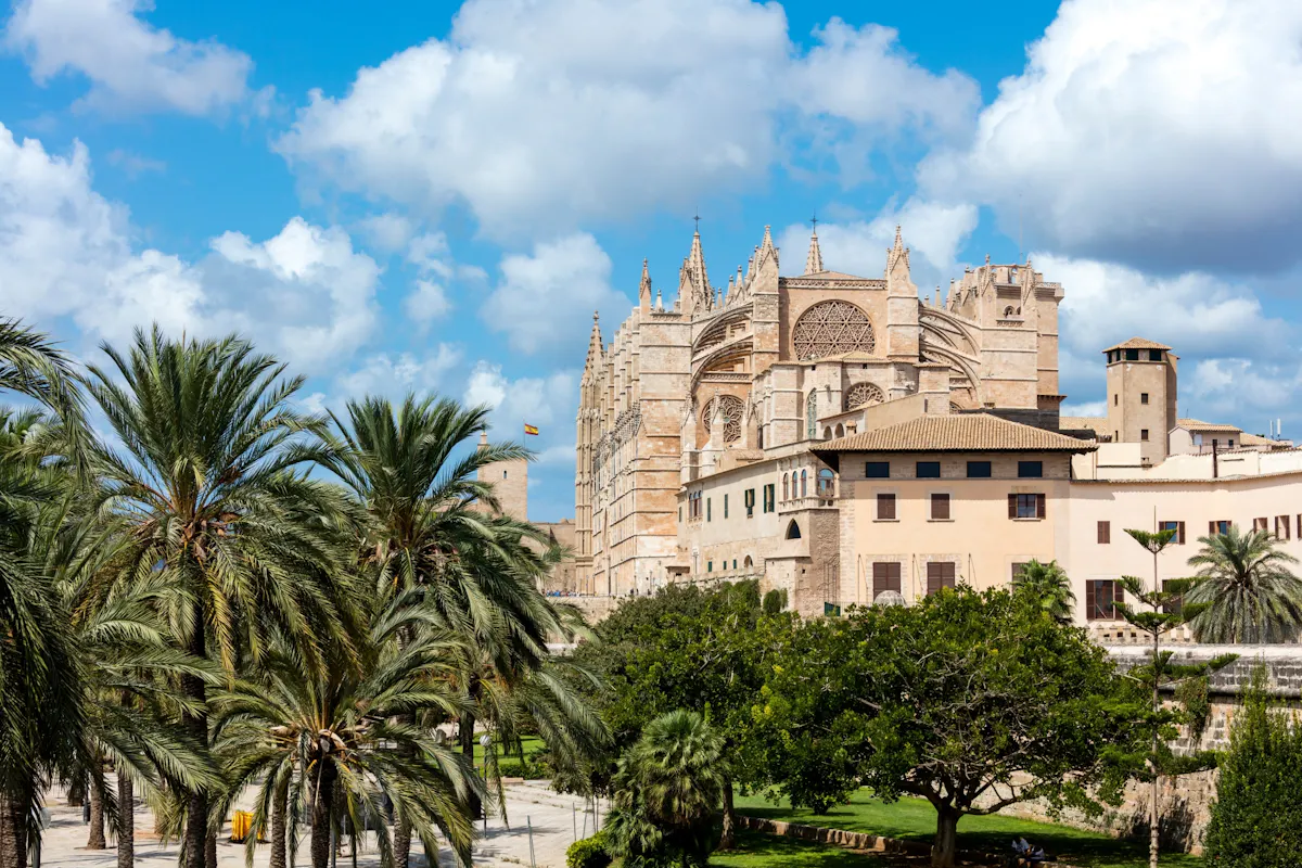 Palma tours with cathedral and Valldemossa options in Polish