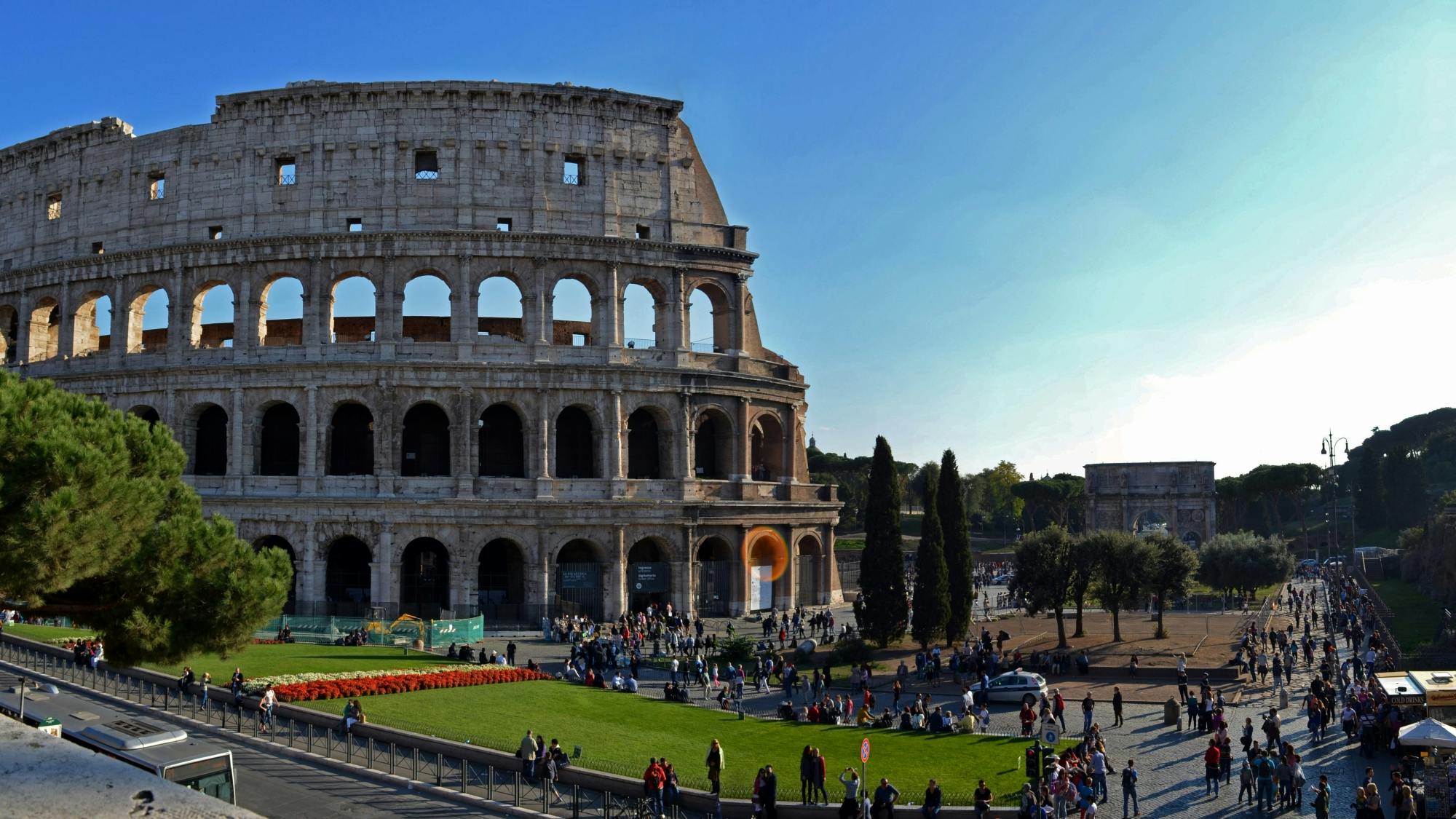 Visita guiada em grupo reduzido ao Coliseu e à Roma Antiga, com acesso à Arena