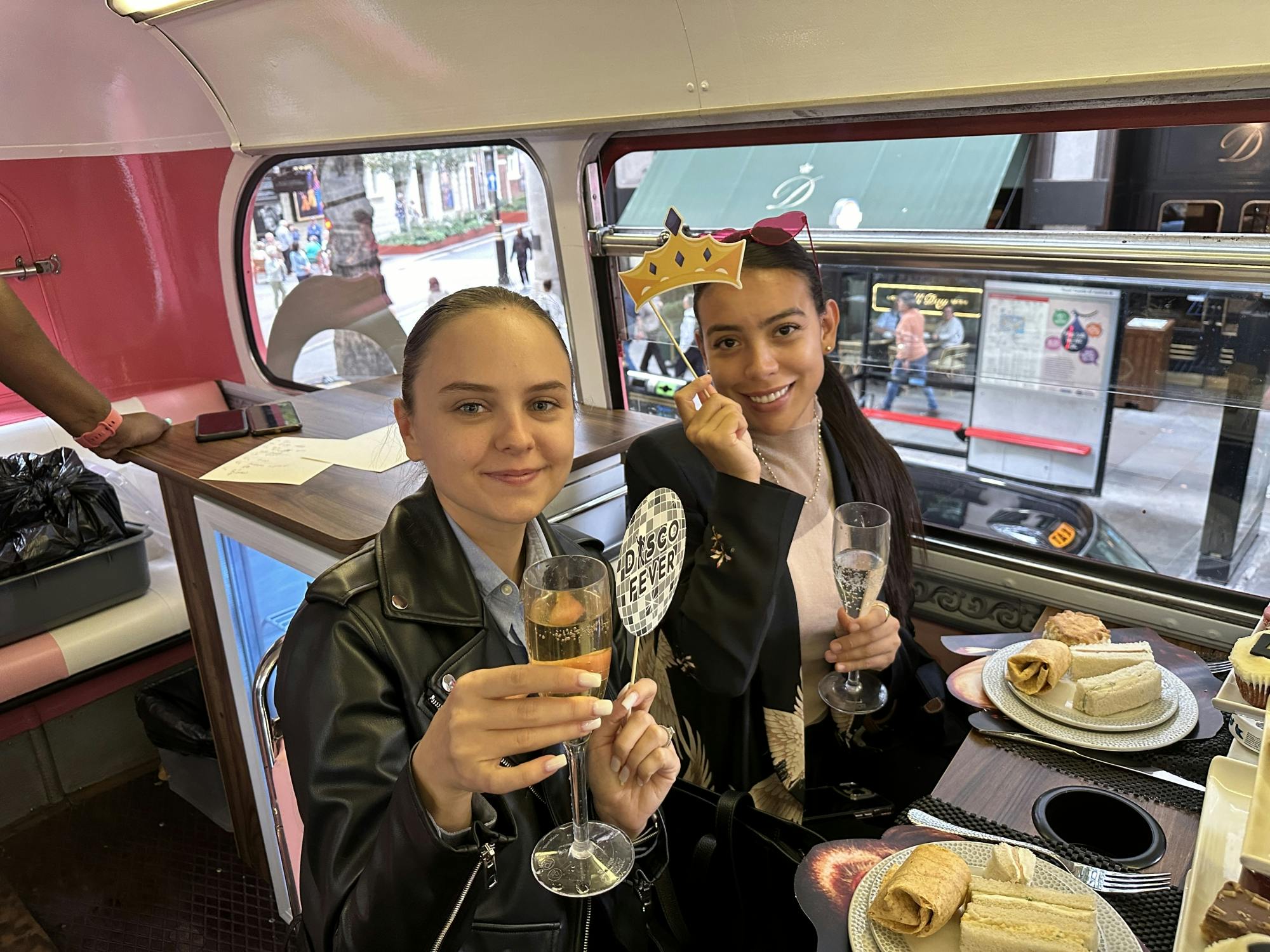 Daar gaan we weer: een bustour met afternoon tea in Londen