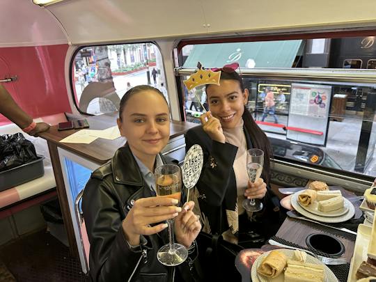 Daar gaan we weer: een bustour met afternoon tea in Londen