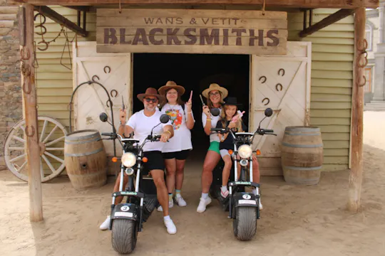 E-Bike- oder E-Scooter-Tour durch Maspalomas mit dem Wild West Sioux City Park
